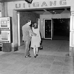 824828 Afbeelding van een man en een vrouw bij de uitgang van het N.S.-station Rotterdam C.S.
